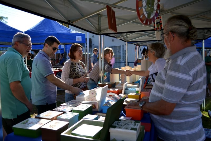 Barracas padronizadas da feira de artesanato alinhadas na Avenida das Rendeiras, na Lagoa da Conceição, em Florianópolis